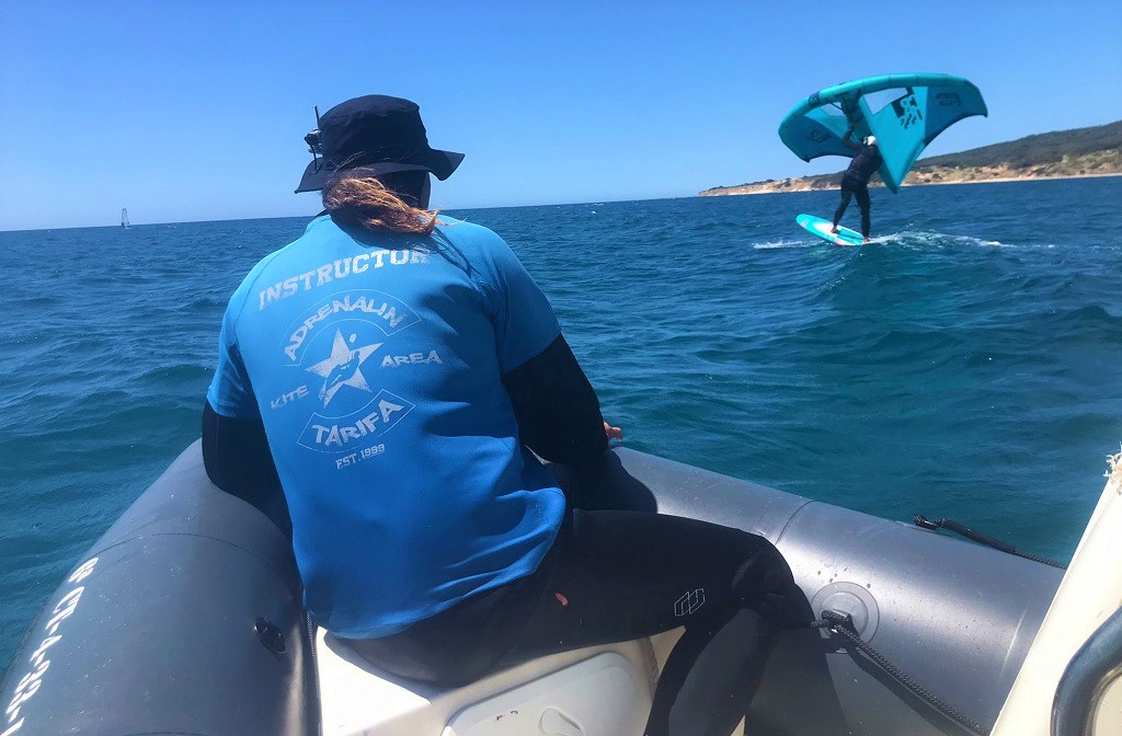 Wing Foil lessons in Tarifa accompanied by an instructor on a boat